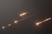 事业概念伊朗以导弹齐射回应以色列的大规模袭击