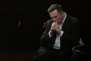 事业概念特斯拉股价收涨超3%：特朗普无意沟通，马斯克父亲劝儿子低头