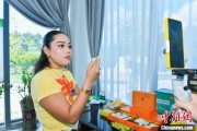 事业概念泰国主播品三亚榴莲：“尝到了家乡味”