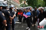 事业概念美国多地举行“没有国王”抗议活动